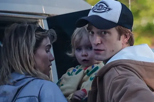 Robert Pattinson ailəsi ilə görüntüləndi