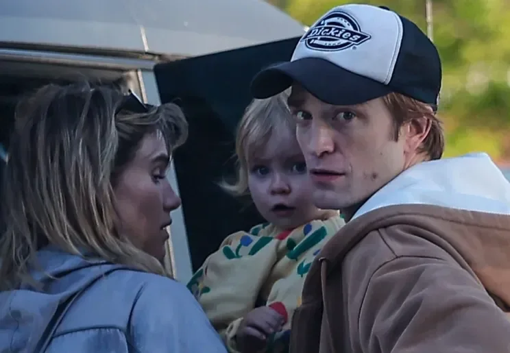 Robert Pattinson ailəsi ilə görüntüləndi