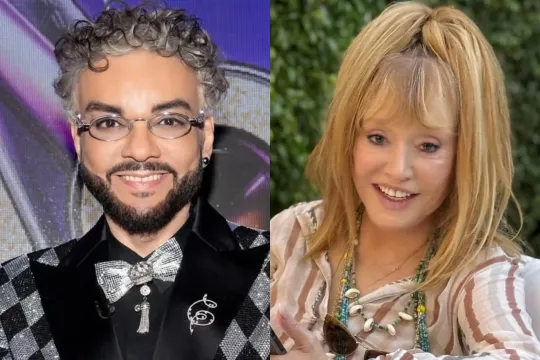 Fillip Alla Puqaçovanın kukla kolleksiyasını yığır