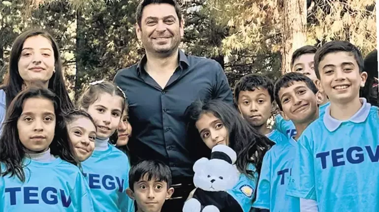 “Uzak Şehir”in aktyorları uşaqlarla görüşdü