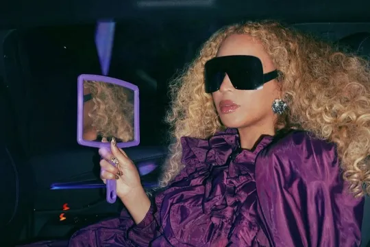 Beyonsun “bənövşəyi” tərzi