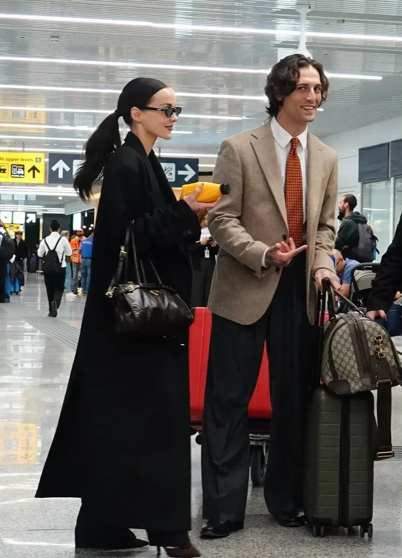 Hava limanında öpüşərkən görüntüləndilər