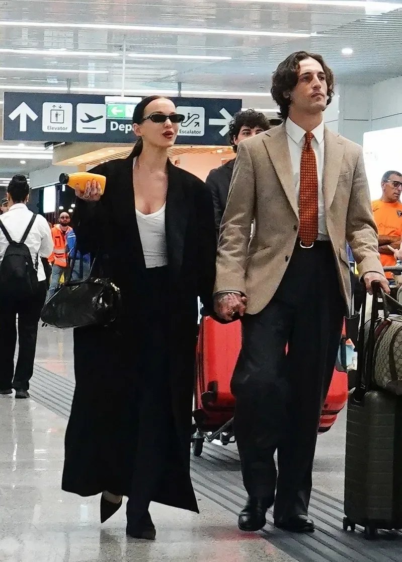 Hava limanında öpüşərkən görüntüləndilər