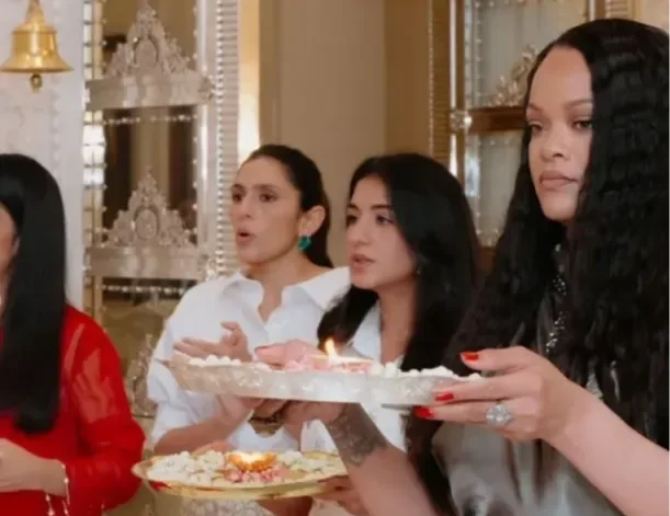 Rihanna Mumbayda zəngin ailənin qonağı olub