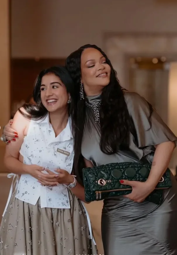 Rihanna Mumbayda zəngin ailənin qonağı olub