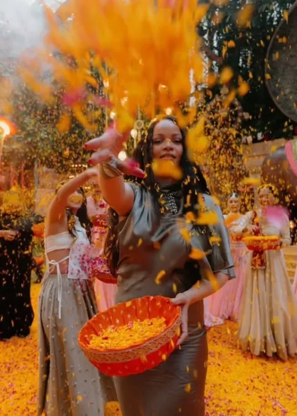 Rihanna Mumbayda zəngin ailənin qonağı olub