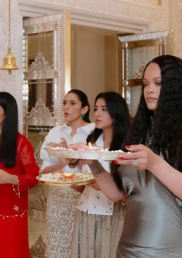 Rihanna Mumbayda zəngin ailənin qonağı olub