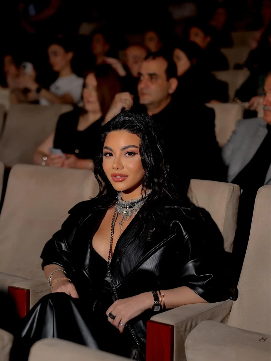 “Mən gülümsəyirəmsə...“