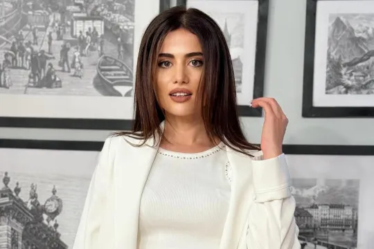 Zarina müəllimliyə başladı