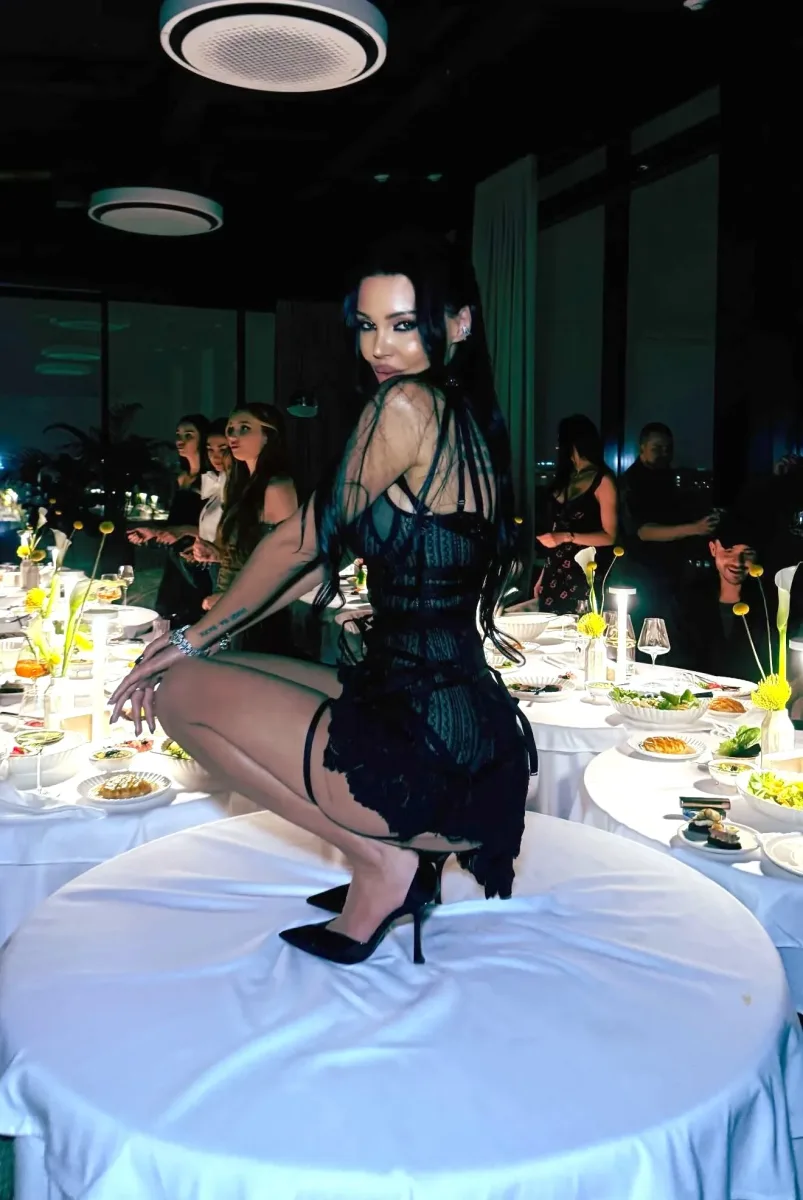 Boşanmadan sonra ilk parti...