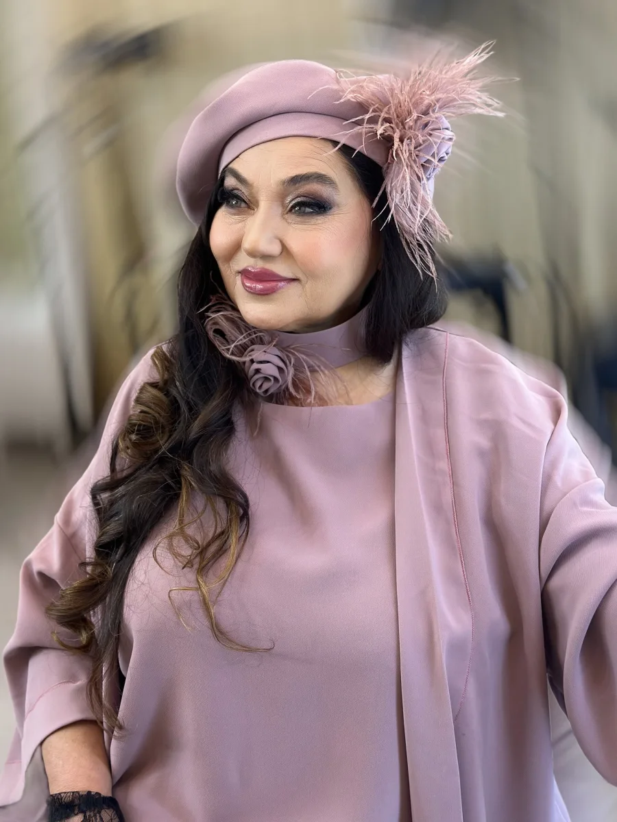 Xalq artistinin çəhrayı tərzi...