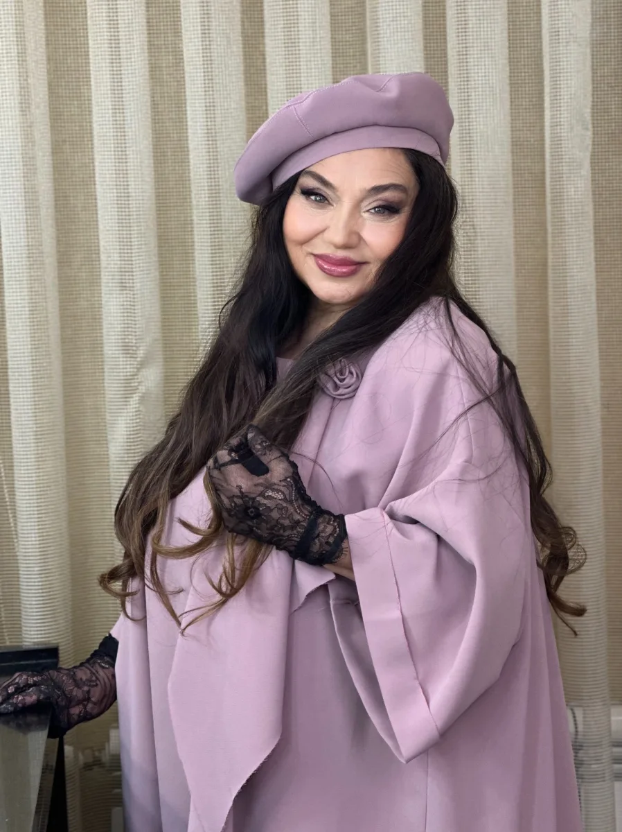 Xalq artistinin çəhrayı tərzi...