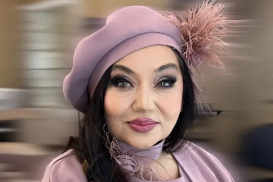 Xalq artistinin çəhrayı tərzi...