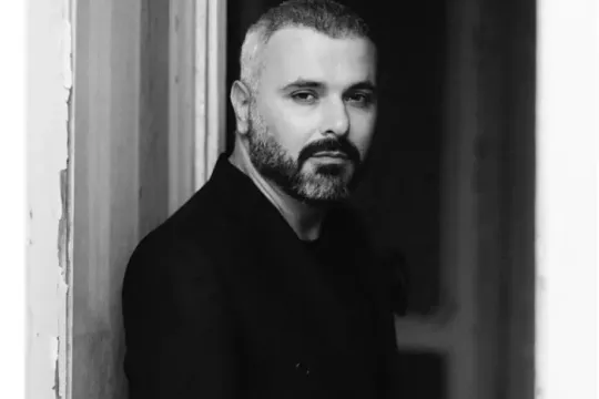 “O bloger anasının qəbrinin üstündə saat reklamı edirdi”