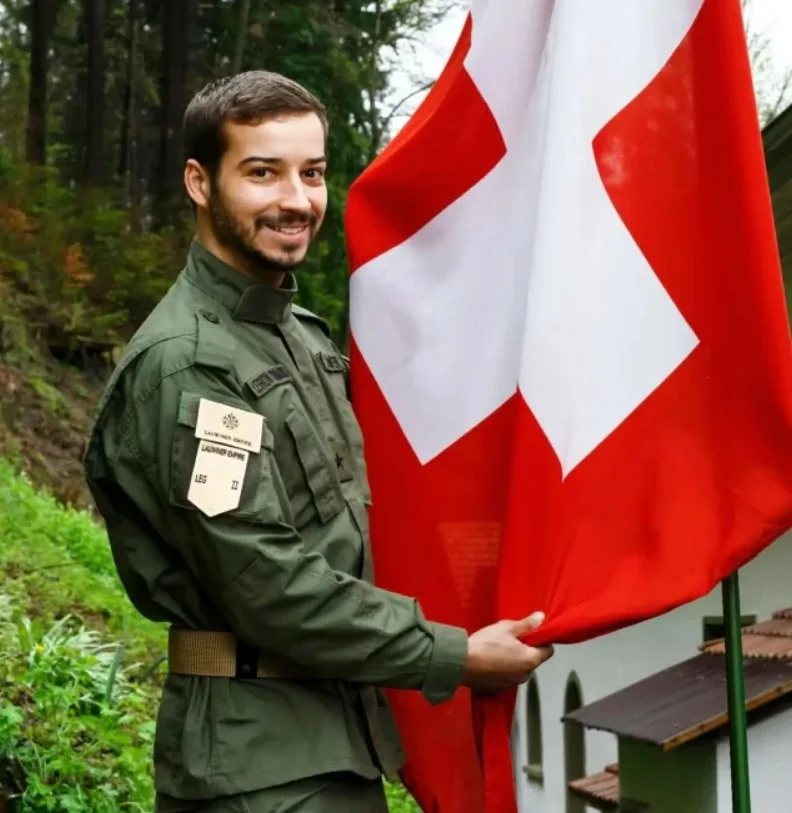 Sahibsiz torpaqları ələ keçirib özünü kral elan etdi - Fotolar