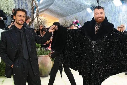 Sem Smit sevgilisi ilə “Met Gala”da