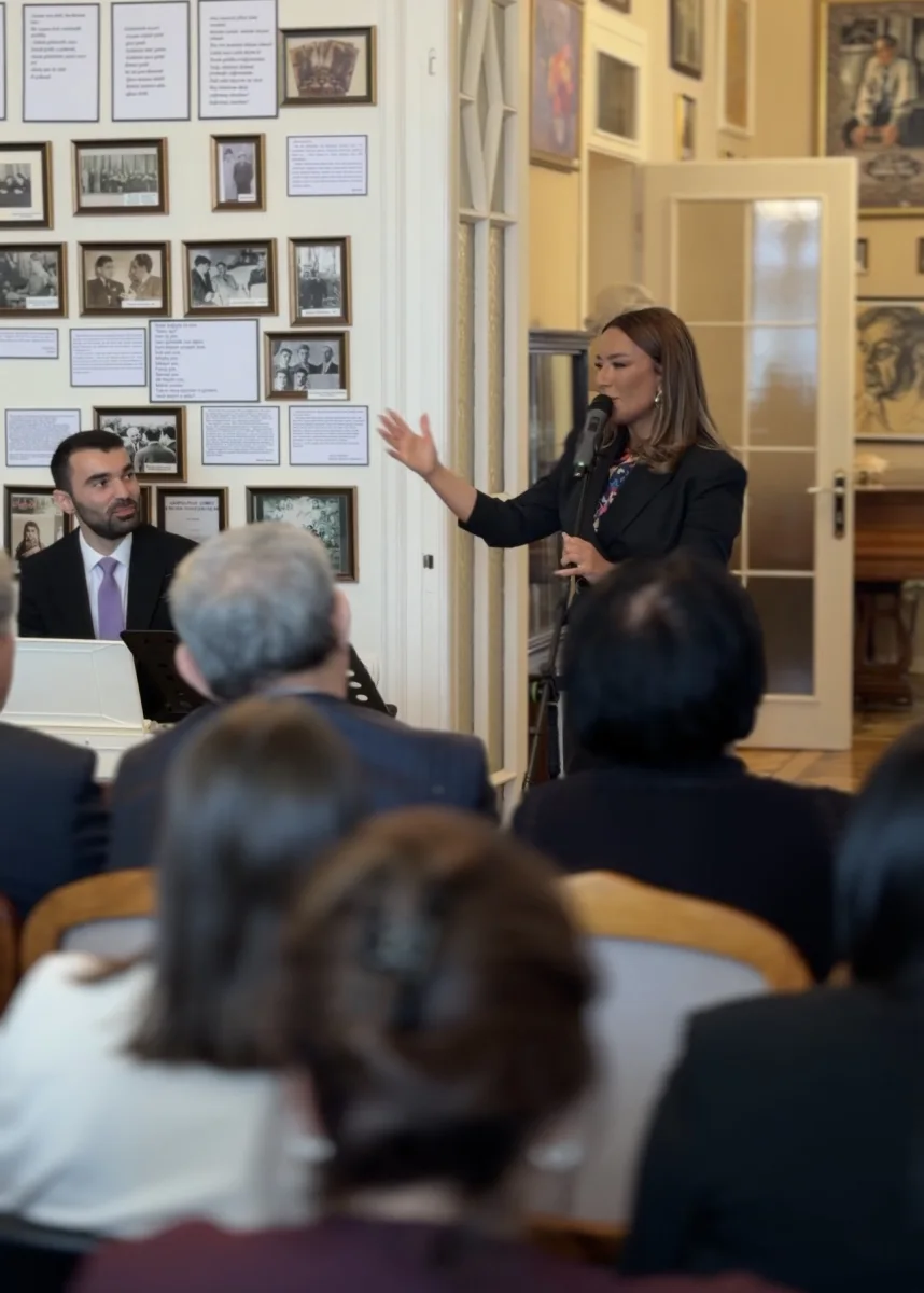 Tünzalə Ağayeva “Bir ocaqda iki şairin işığı”  adlı poeziya gecəsində