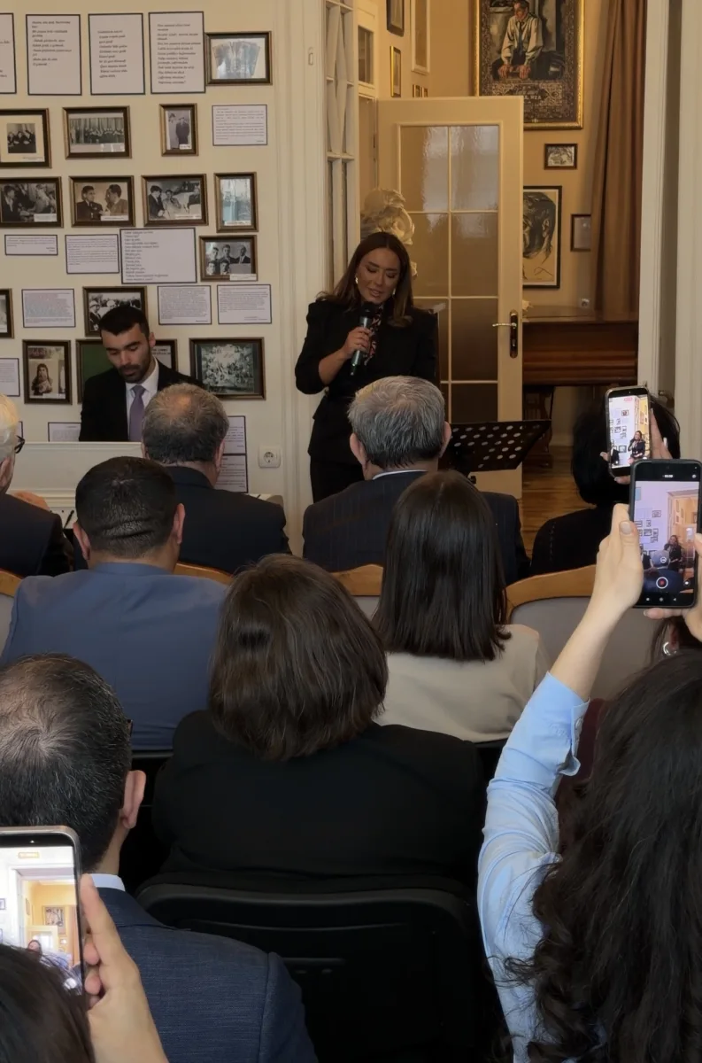 Tünzalə Ağayeva “Bir ocaqda iki şairin işığı”  adlı poeziya gecəsində