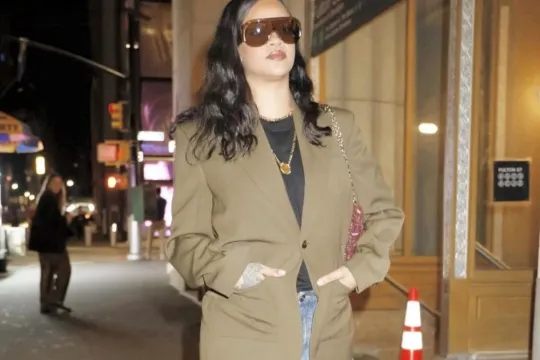 Rihannanın şam yeməyi “look”u