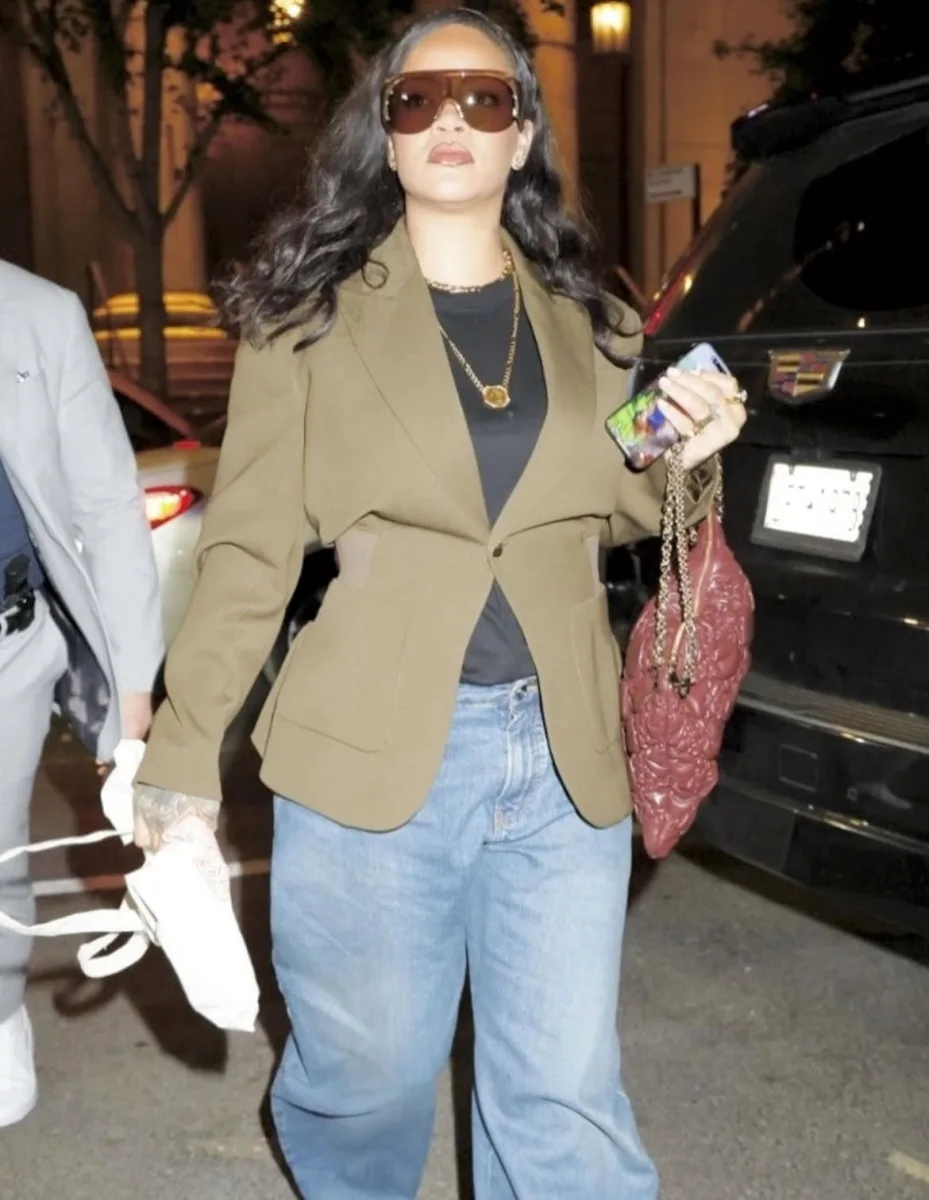 Rihannanın şam yeməyi “look”u