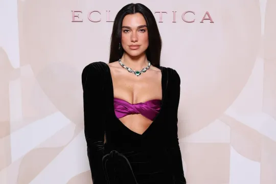 Dua Lipa “Samsung”u məhkəməyə verdi!