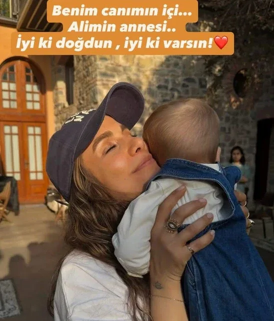 Tolga Sarıtaş ailəsi ilə...