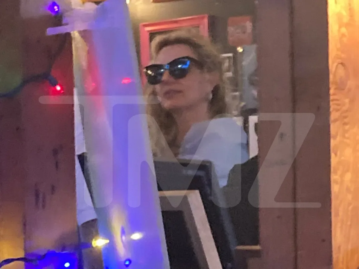 “Əlində bıçaqla masaları gəzirdi”