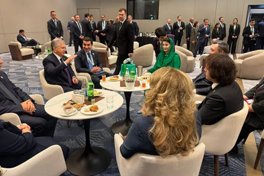 Bakıda liderlərlə çay süfrəsindən foto paylaşdı