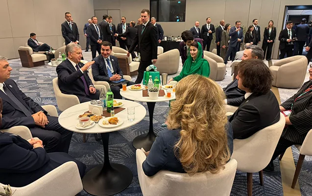 Bakıda liderlərlə çay süfrəsindən foto paylaşdı