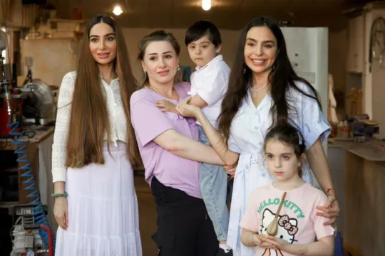 Leyla Əliyeva və Arzu Əliyeva Lənkəranda yerli sənətkarın yaradıcılığı ilə tanış olublar