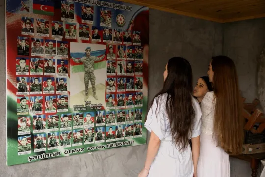 Prezidentin qızları Lənkəranda şəhid ailəsini ziyarət etdi