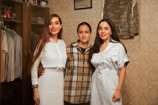 Prezidentin qızları Lənkəranda şəhid ailəsini ziyarət etdi