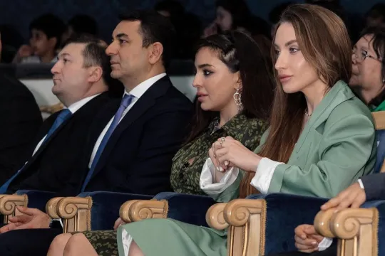 Prezidentin qızı və gəlini tamaşa nümayişində - Fotolar