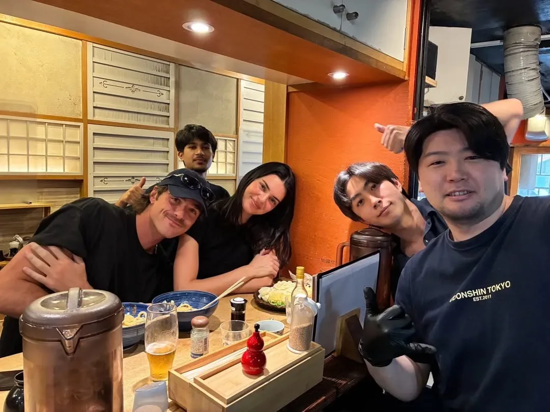 Kendal və Ceykobun romantik Tokio görüşü