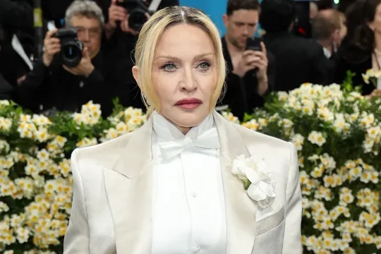 67 yaşlı Madonnanın sinəsi açıldı!