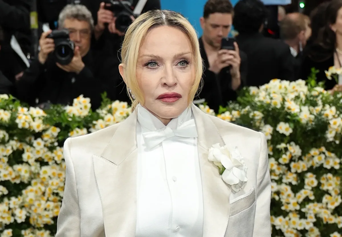 67 yaşlı Madonnanın sinəsi açıldı!