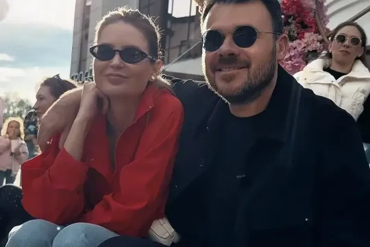 Emin həyat yoldaşı ilə...