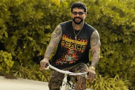 Timati bahalı maşınını paylaşdı