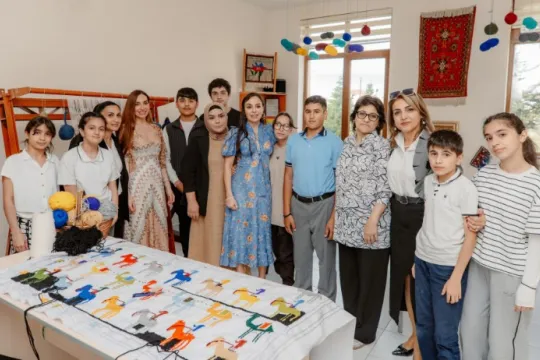 Leyla və Arzu Əliyevalar 1 İyunu onlarla keçirib - Fotolar