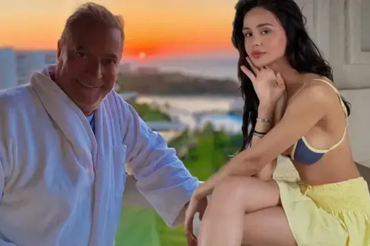 Özündən 48 yaş kiçik qızla eşq yaşayır