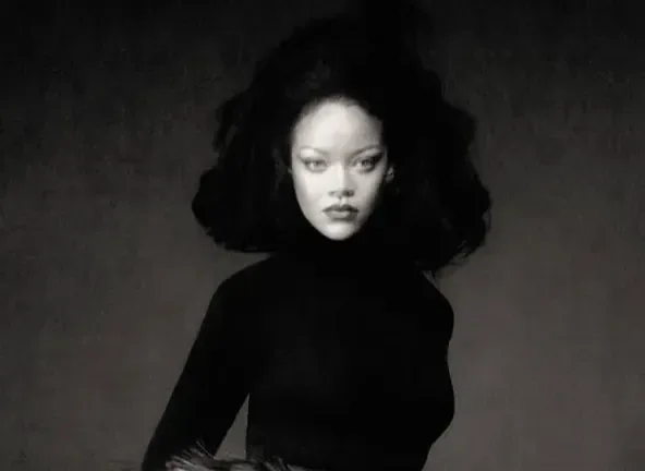 Bu dəfə fərqli Rihanna…