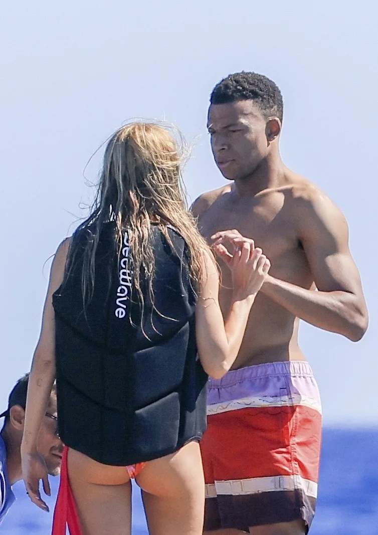Mbappe aktrisa sevgilisi ilə tətildə…