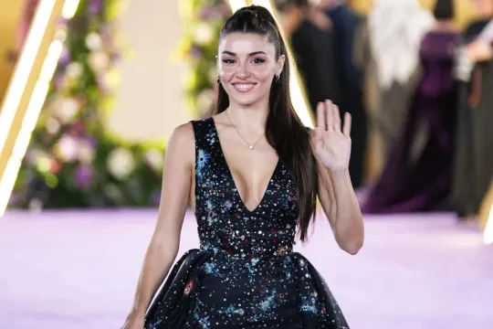 Hande qarın əzələlərini göstərdi