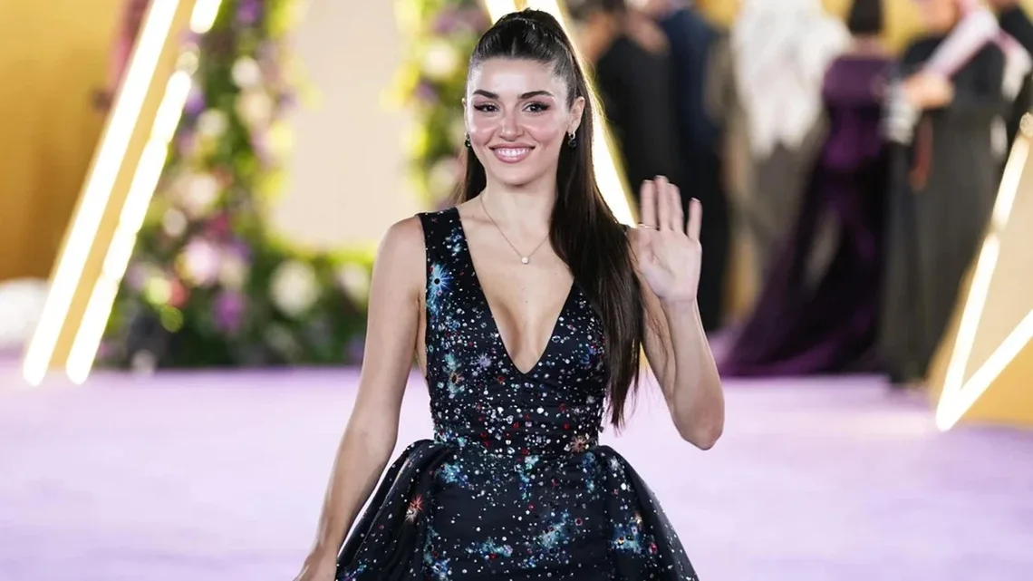 Hande qarın əzələlərini göstərdi