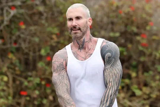 Adam Levində əzələ nümayişi