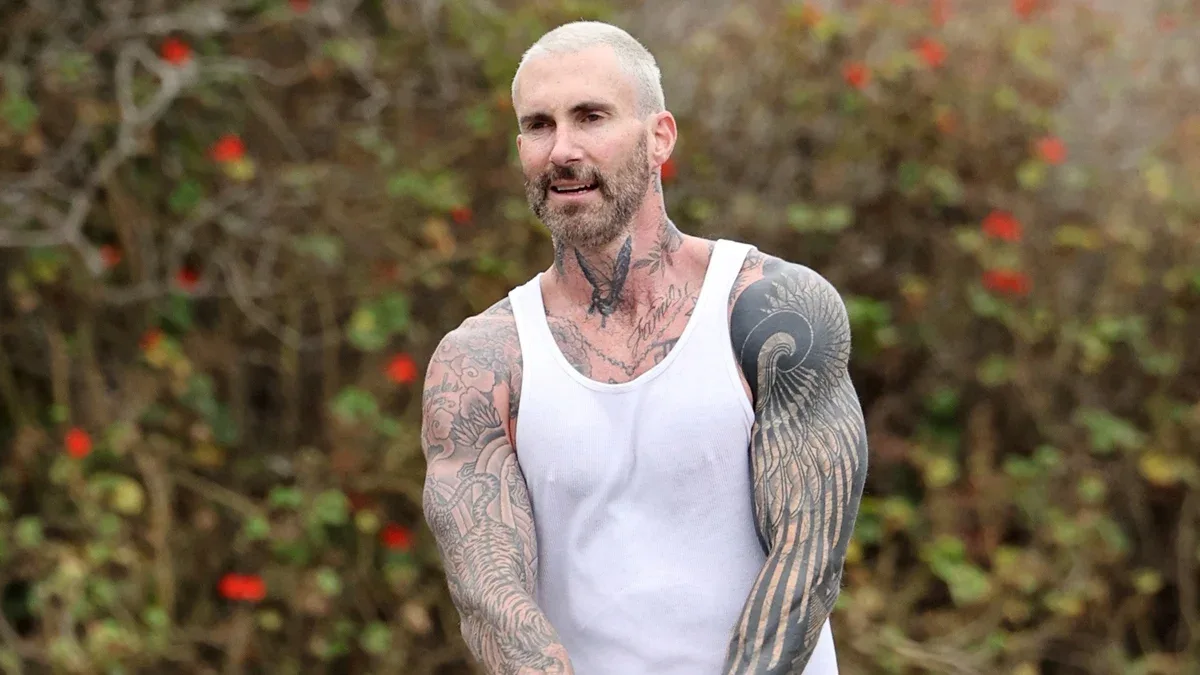 Adam Levindən əzələ nümayişi