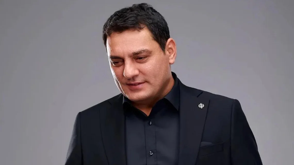 Məşhur hitin ifaçısı xəstəxanaya yerləşdirildi!