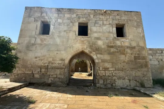 Tarixi karvansaranın üzərindəki yazıları qum-sementlə örtüblər - Fotolar