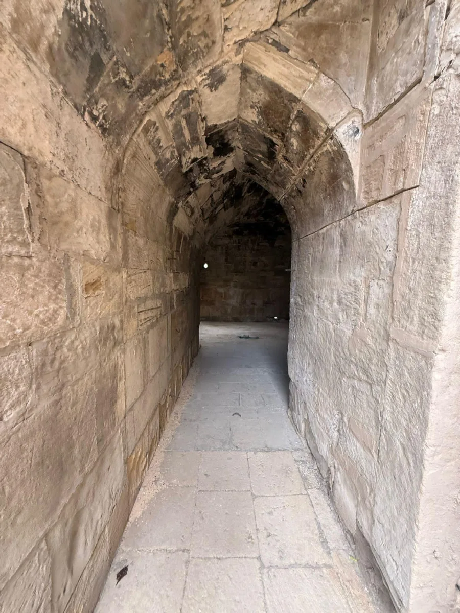 Tarixi karvansaranın üzərindəki yazıları qum-sementlə örtüblər - Fotolar