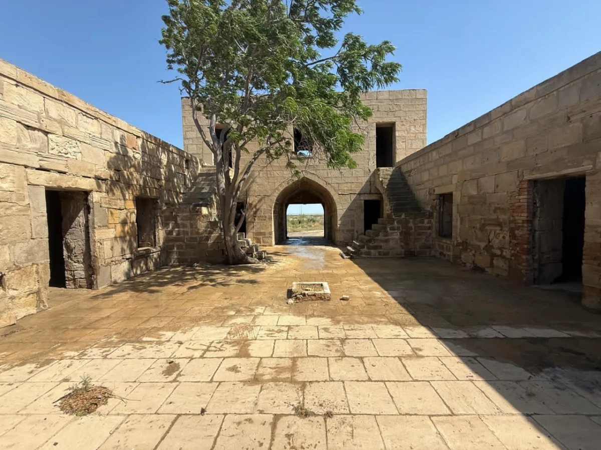 Tarixi karvansaranın üzərindəki yazıları qum-sementlə örtüblər - Fotolar